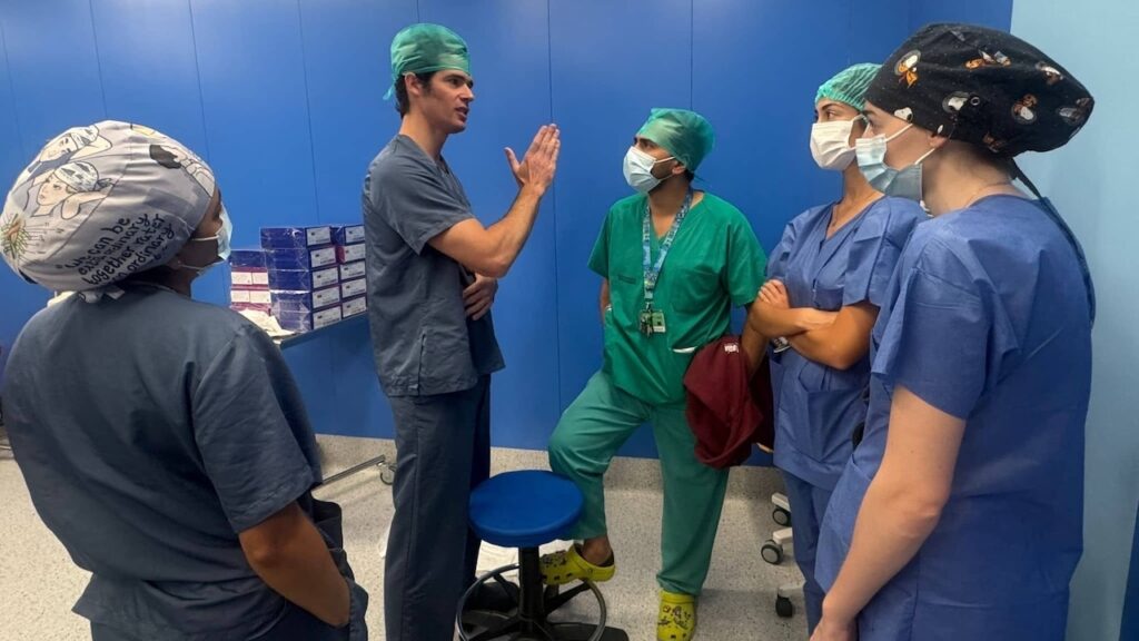 Dr. Miranda explicando su intervención quirúrgica a los residentes.